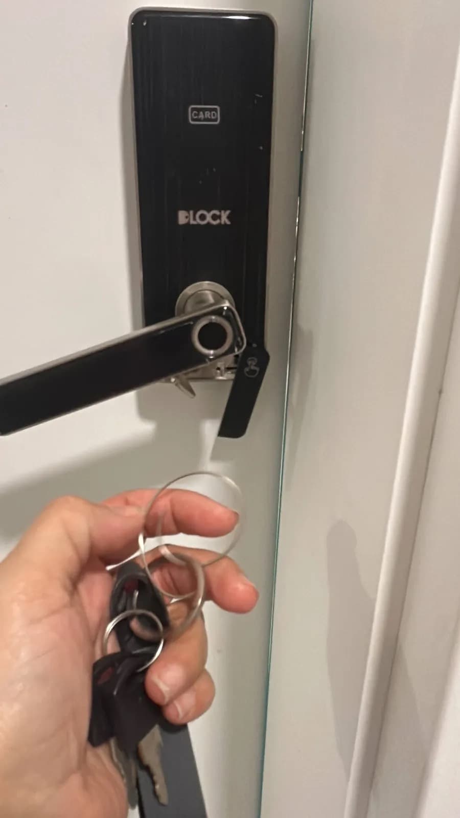 Fechadura digital instalada em porta residencial, com cartão de acesso e tag de aproximação, em atendimento da Resgatou