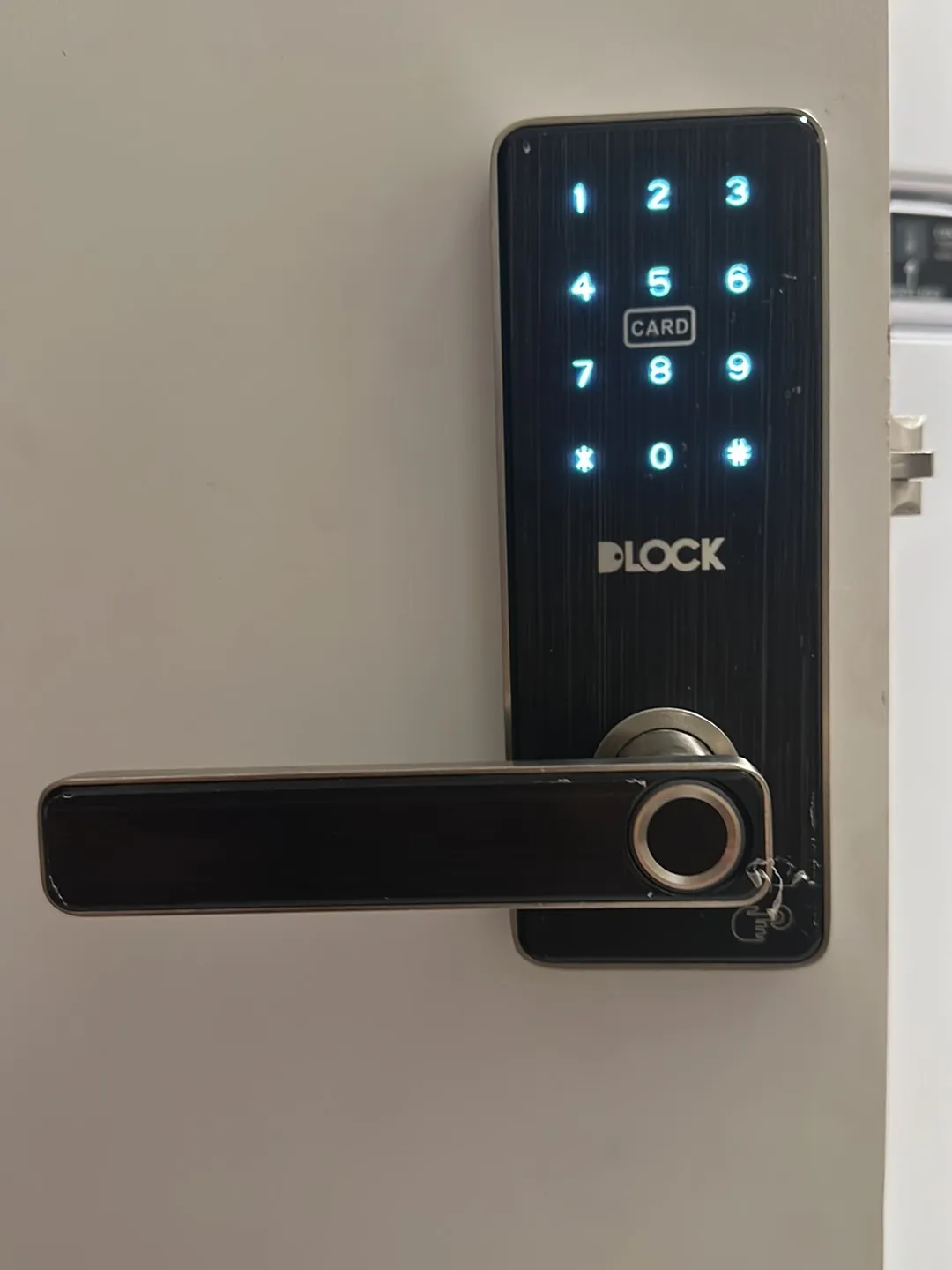 Teclado iluminado de fechadura digital com leitor de cartão, instalada em porta residencial